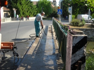 Malomági Lajta híd virágosítás